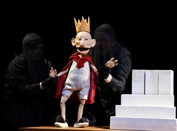 NAAR DE VOORSTELLING “POUVOIR” VAN UNE TRIBU  Een productie vol humor waarin pop en poppenspeler mekaar teasen en pleasen tot één van beide toegeeft dat hij de baas is. Een heerlijke en super-actuele voorstelling.  