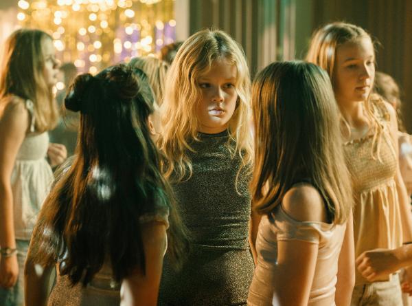 Een frisse en genuanceerde coming of age-film over de struggles van tieners. Vol ontwapenende eerlijkheid ontleedt de Deense regisseur de drie belangrijke V’s uit een tienerleven: vriendschap, verliefdheid en volwassen worden. Het is onmogelijk om je niet in te leven in Mira en haar klasgenoten, dankzij de mooie acteerprestaties en herkenbare situaties.
